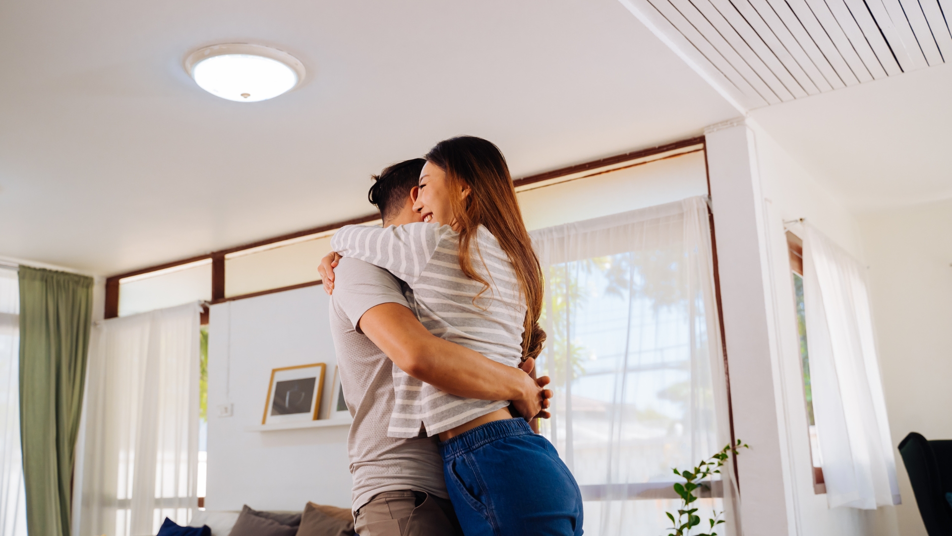 Deux anciens amoureux se croisent à nouveau, dans un moment suspendu entre passé et présent.